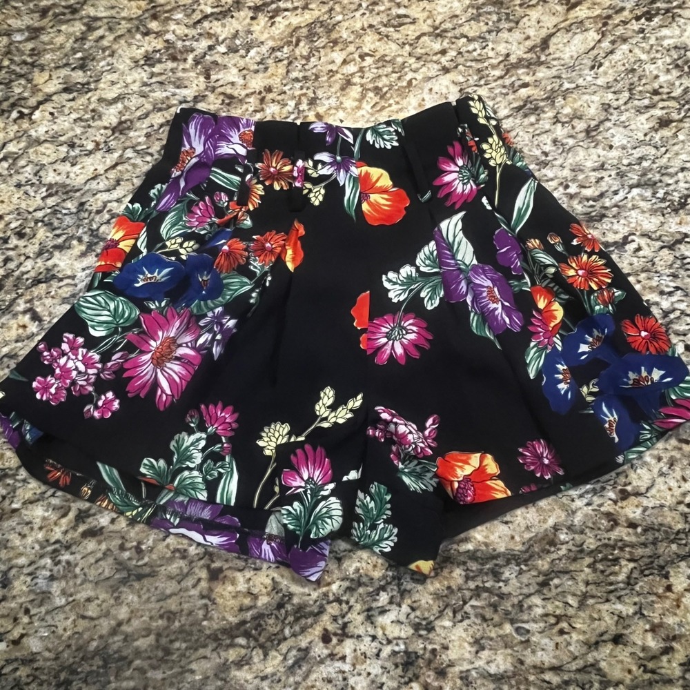 Express Womens Floral Extreme High Rise Shortie Pleated Shorts Black Size 2